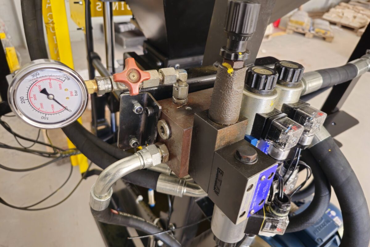 O bloco hidráulico (manifold) estava oxidado por inteiro - máquina ECO Premium 2600 da Ecomáquinas