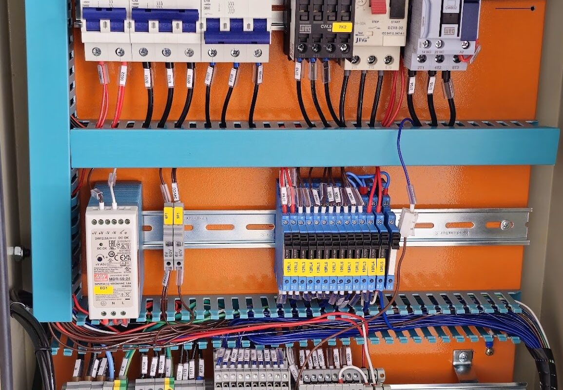 Quadro elétrico com parafusos faltando e fios soltos sem isolação - máquina ECO Premium 2600 da Ecomáquinas