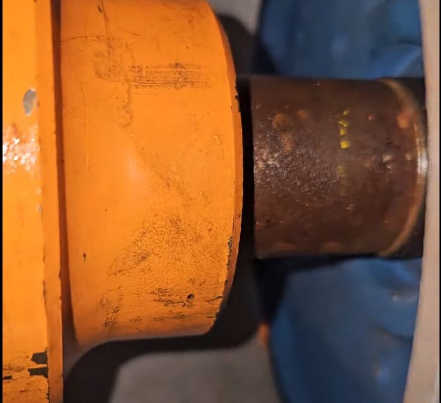O eixo entre o motor e a bomba estava tomado pela ferrugem - máquina ECO Premium 2600 da Ecomáquinas