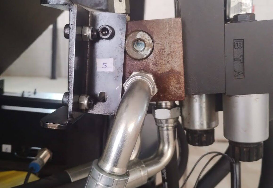 O manifold estava preso por um único parafuso — e torto - máquina ECO Premium 2600 da Ecomáquinas
