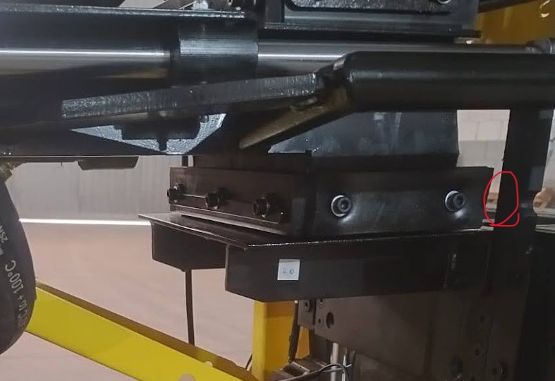 falta o corte em meia lua pra passar o parafuso.jpg