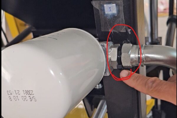 Um filtro de óleo preso com abraçadeira de plástico - máquina ECO Premium 2600 da Ecomáquinas