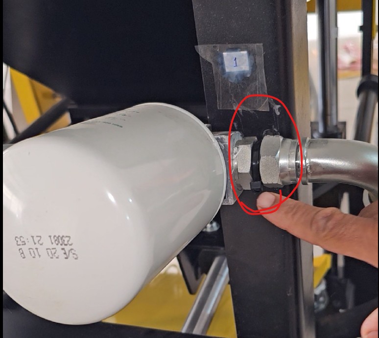 Um filtro de óleo preso com abraçadeira de plástico - máquina ECO Premium 2600 da Ecomáquinas